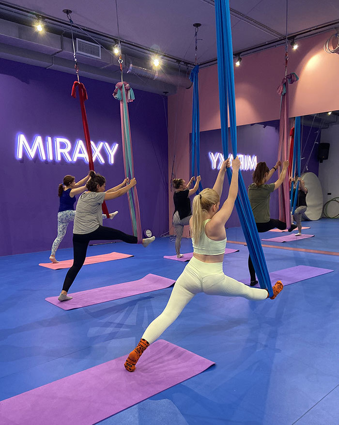 Растяжка в гамаках, аэройога, аэрофитнес, растяжка на полотнах — MIRAXY